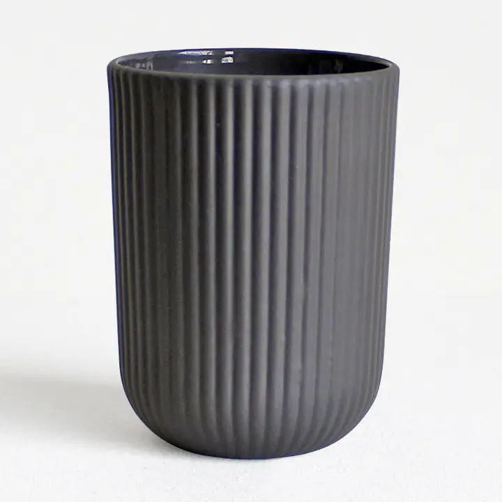 Handgefertigte Steingut-Tasse | Dunkelgrau / Gerippt