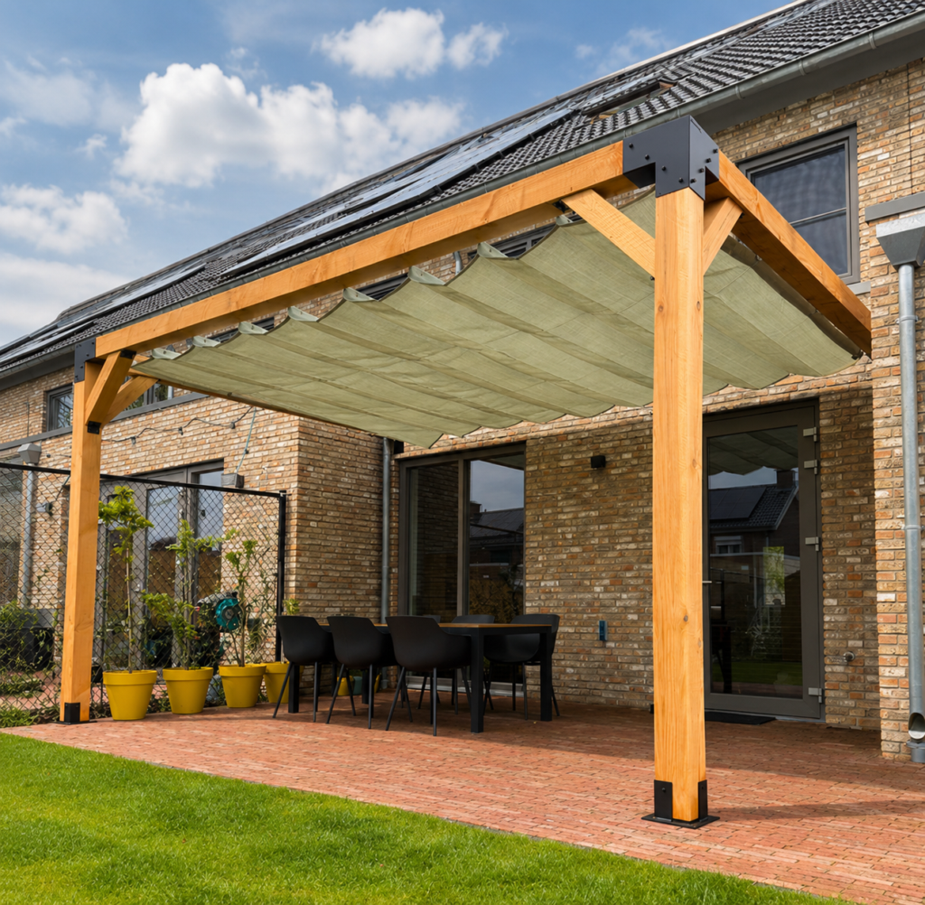 Anbaupergola aus Holz mit Sonnensegel