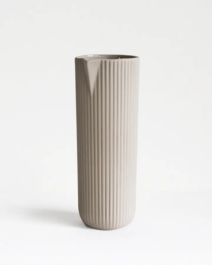 Gerippter Steinzeugkrug und Becher von Archive Studio