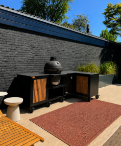 Outdoorküche mit wetterfestem Outdoor-Teppich auf der Terrasse