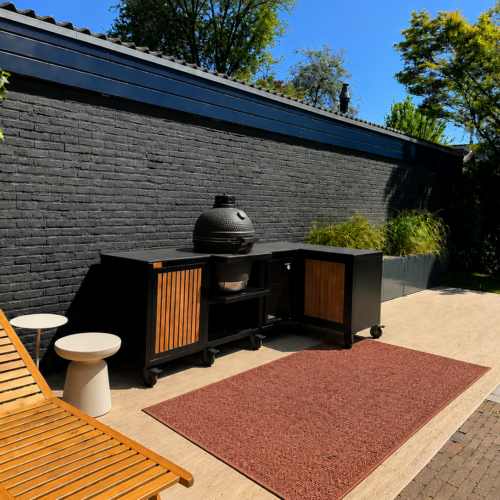 Outdoorküche mit wetterfestem Outdoor-Teppich auf der Terrasse