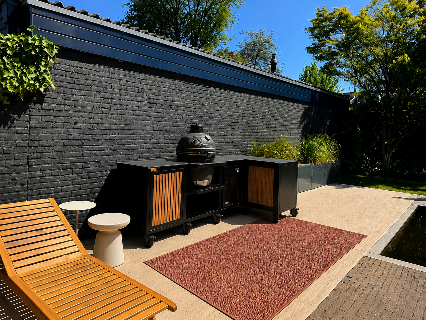 Outdoorküche mit wetterfestem Outdoor-Teppich auf der Terrasse