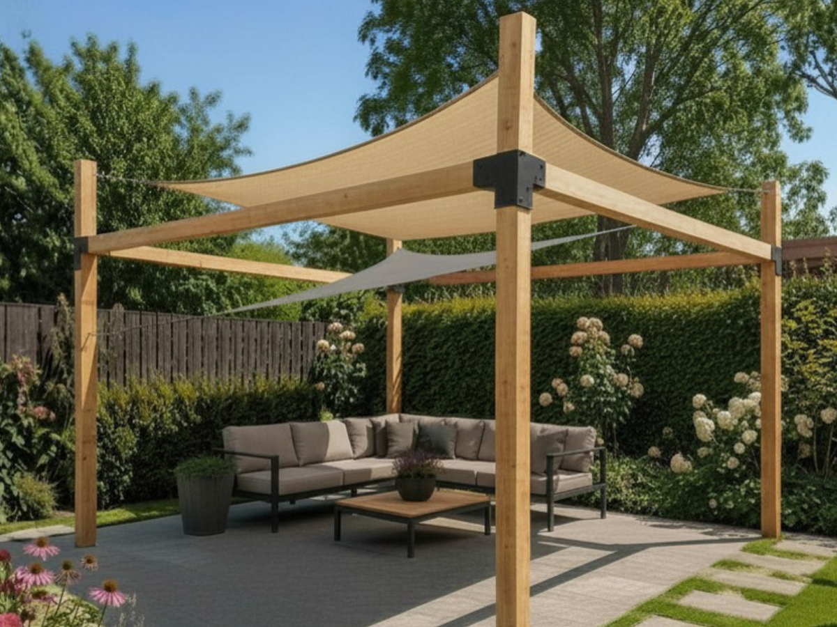 Dreieckssonnensegel über der Pergola