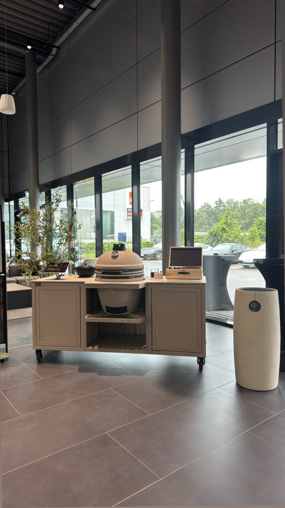 Der Kansō Stand zwischen den Fahrzeugen im Porsche Zentrum