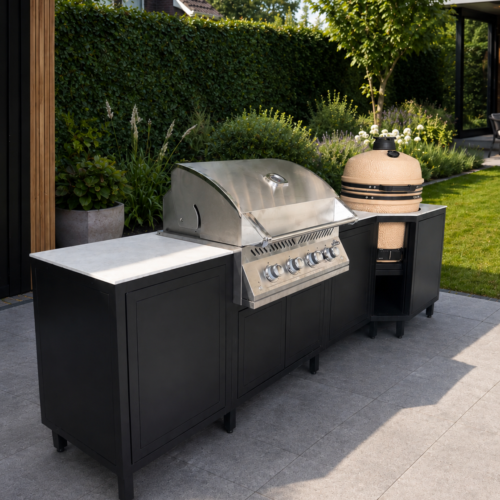 Schwarze Outdoor-Küche Koala Modell 1 mit Napoleon Einbau-Gasgrill, sandfarbenem Kamado und heller Dekton-Arbeitsplatte auf einer Terrasse