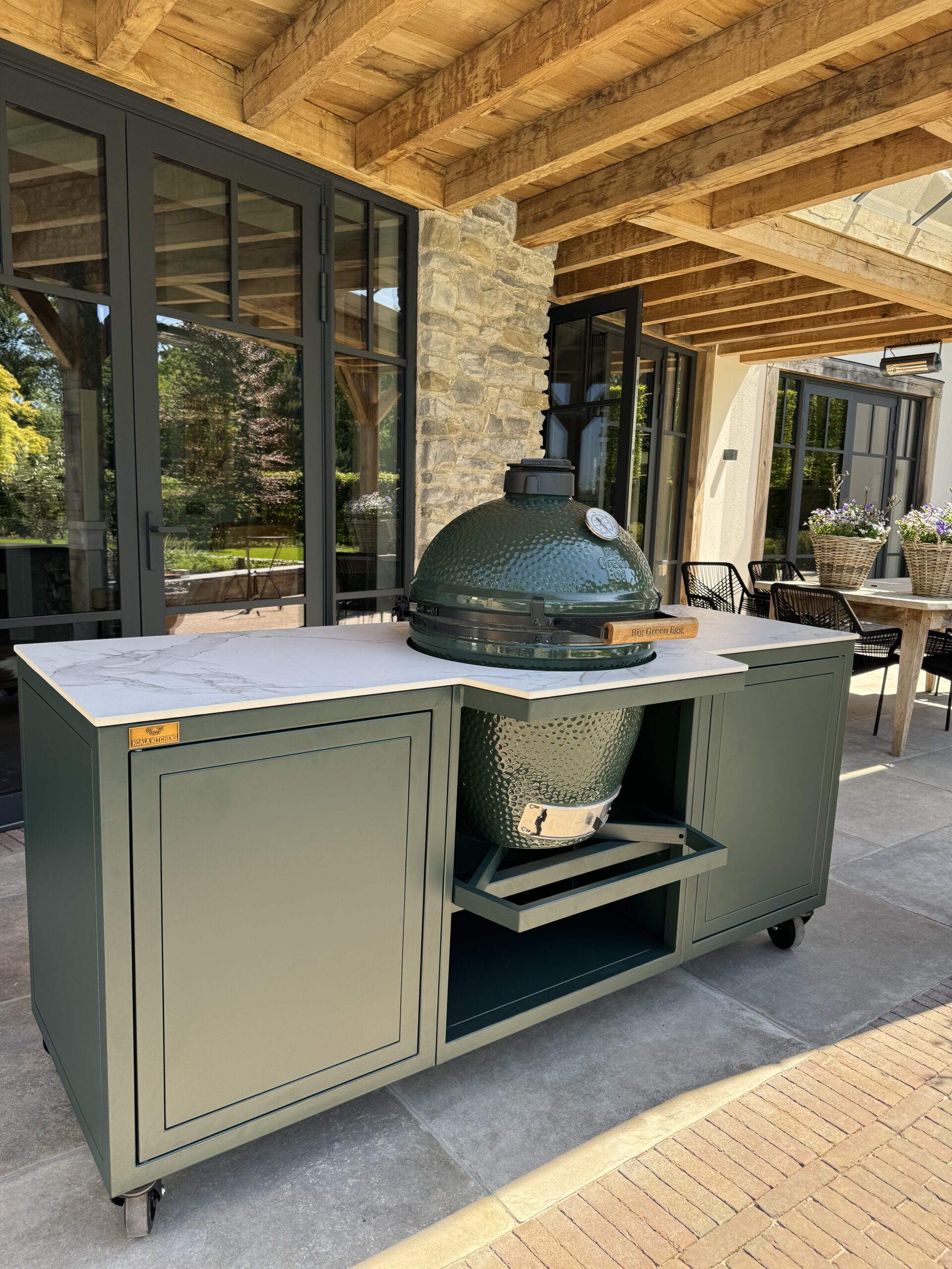 Grüne Outdoorküche mit Big Green Egg und Marmor-Arbeitsplatte