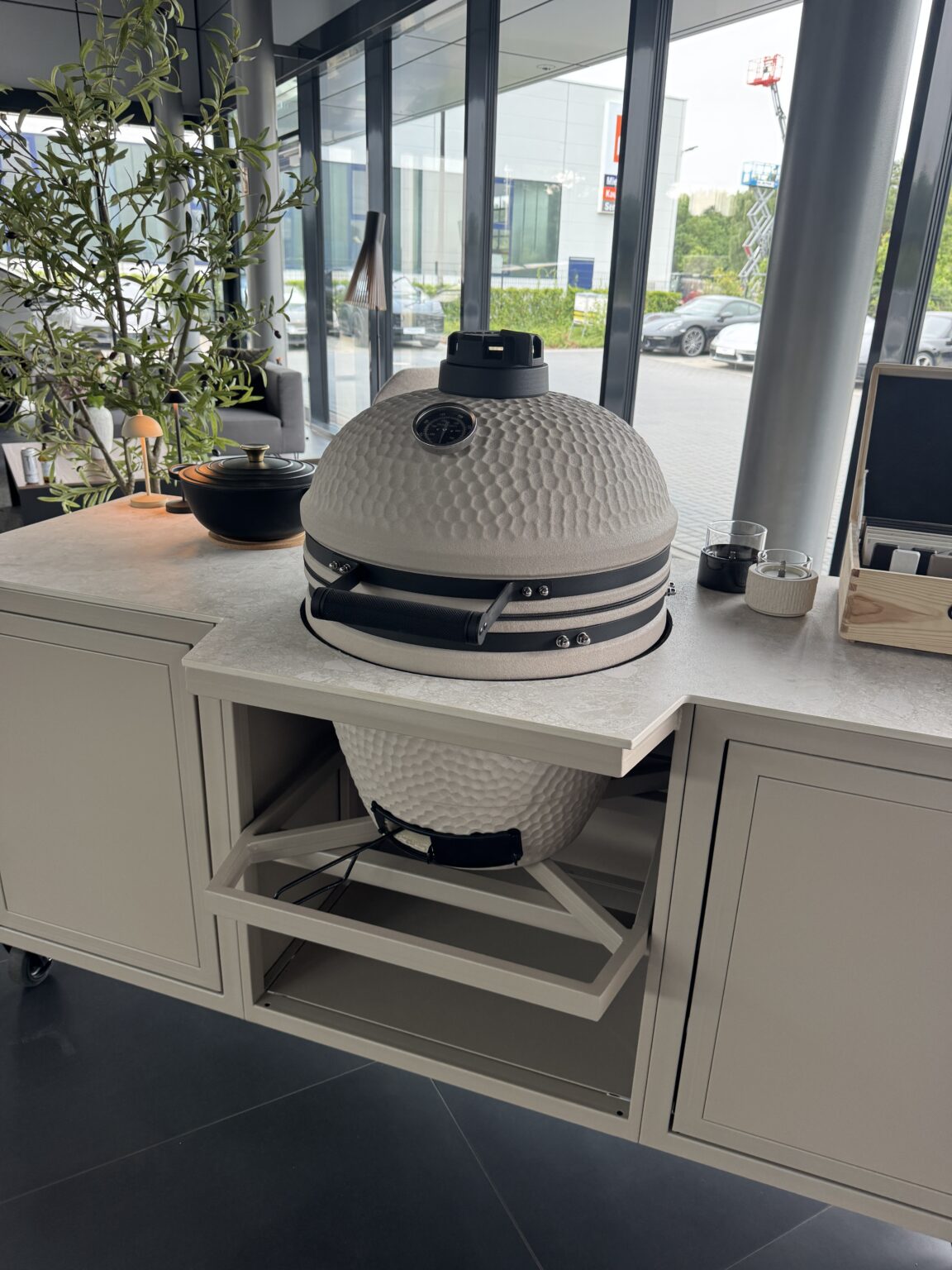Moddern Kamado in eine KANSŌ Outdoor-Küche eingebaut, Showroom Lüneburg