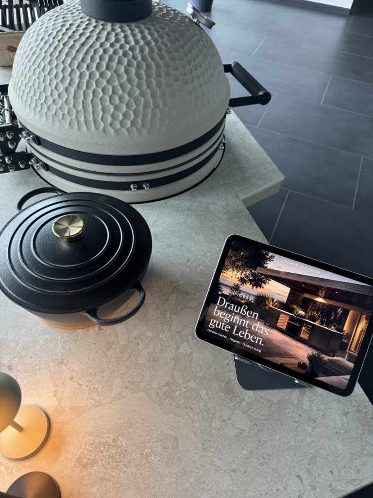 Kamado mit gusseisernem Topf im Kansō Showroom