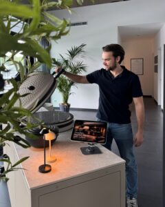 Bas Rijpex, Gründer von Kansō Outdoor, im Showroom Lüneburg