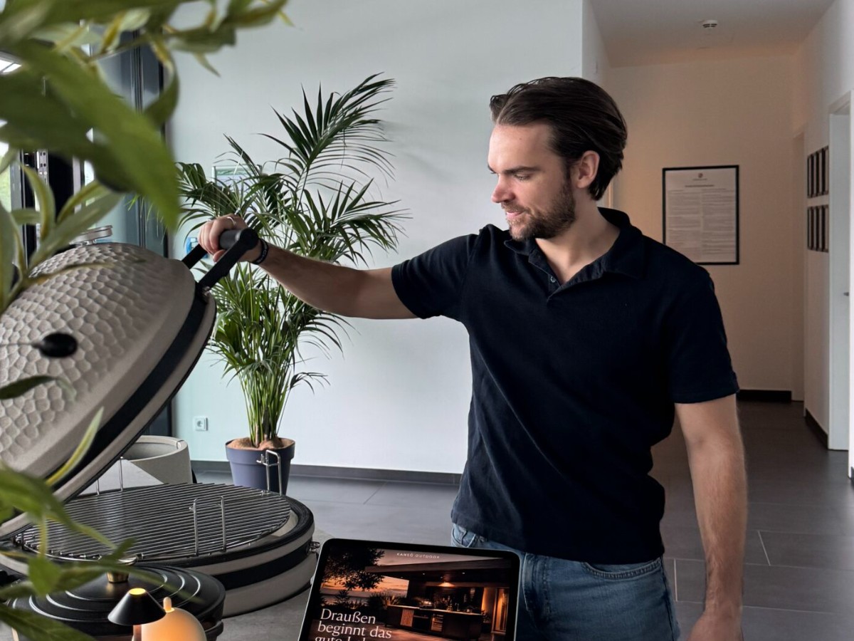 Bas öffnet einen Kamado im KANSŌ Showroom in Lüneburg