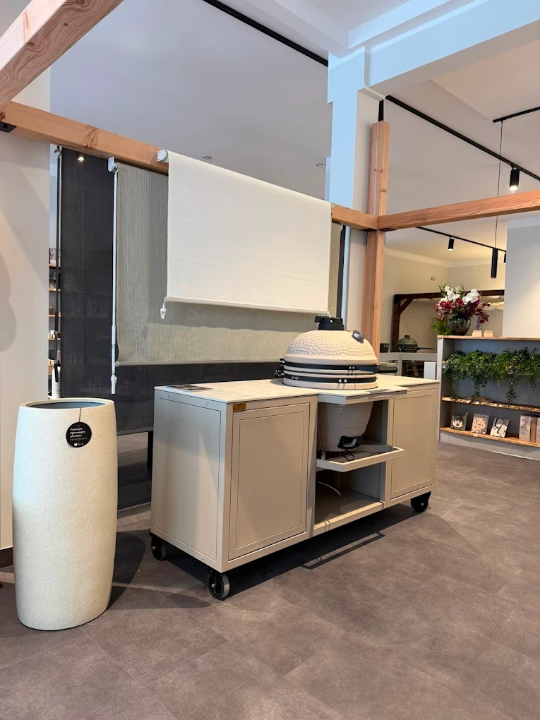 Beige Outdoorküche mit Einbaugrill im KANSŌ Showroom in Lüneburg