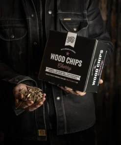 Holy Smoke Wood Chips Kirsche – Detailaufnahme der Räucherchips in der Hand