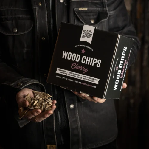 Holy Smoke Wood Chips Kirsche – Detailaufnahme der Räucherchips in der Hand