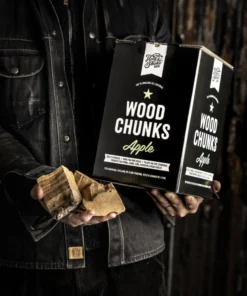 Holy Smoke Wood Chunks Apfel – Verpackung mit Räucherholz in den Händen