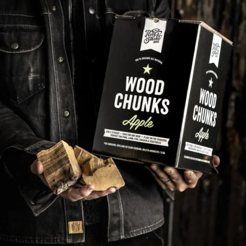 Holy Smoke Wood Chunks Apfel – Verpackung mit Räucherholz in den Händen