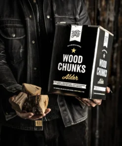 Holy Smoke Wood Chunks Erle – Verpackung mit Räucherholz in den Händen