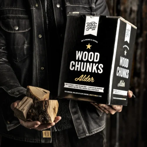 Holy Smoke Wood Chunks Erle – Verpackung mit Räucherholz in den Händen