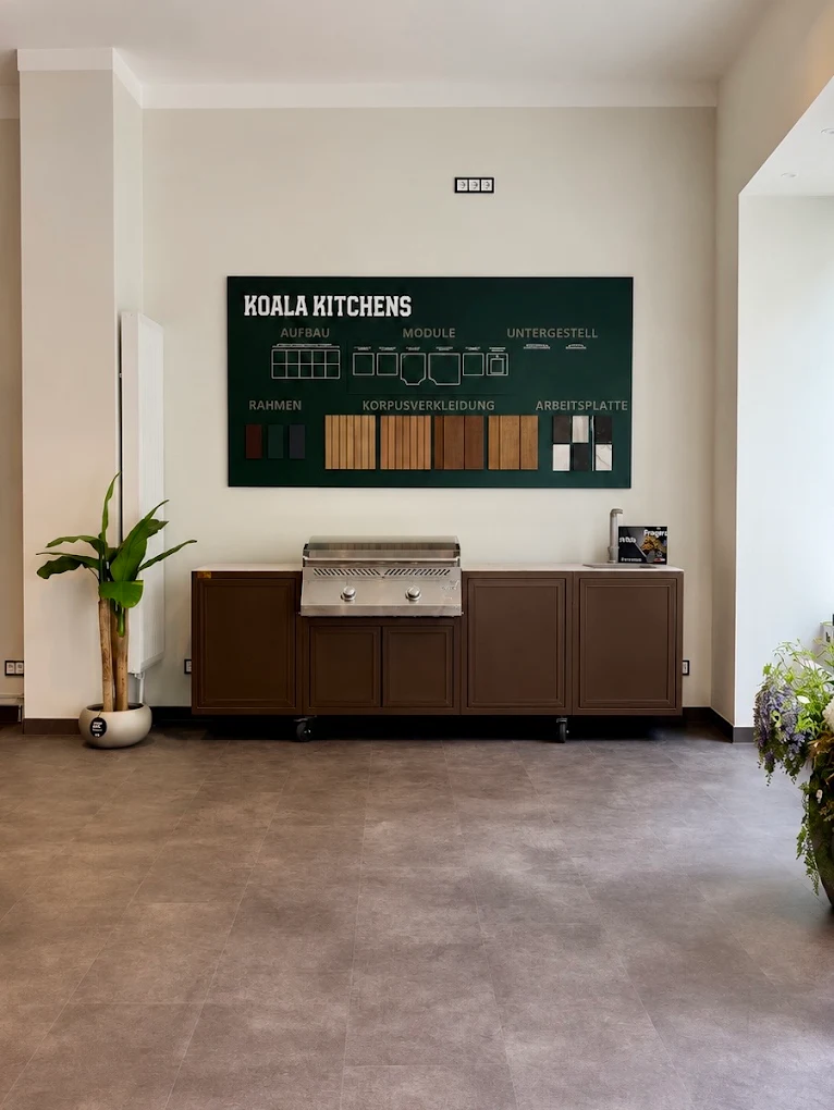 Aufgebaute KANSŌ Outdoorküche im Showroom