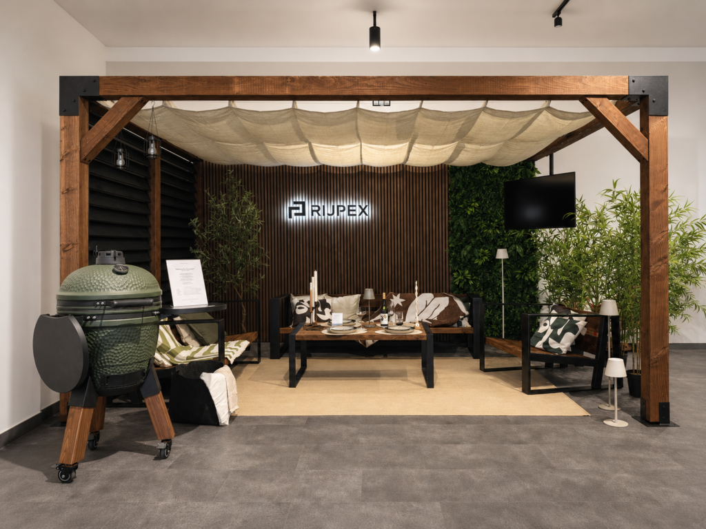 Showroom in Lüneburg mit Holzpergola und Kamado-Grill