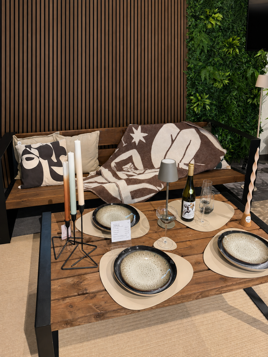Lounge-Set mit Textilien und gedecktem Tisch im Showroom