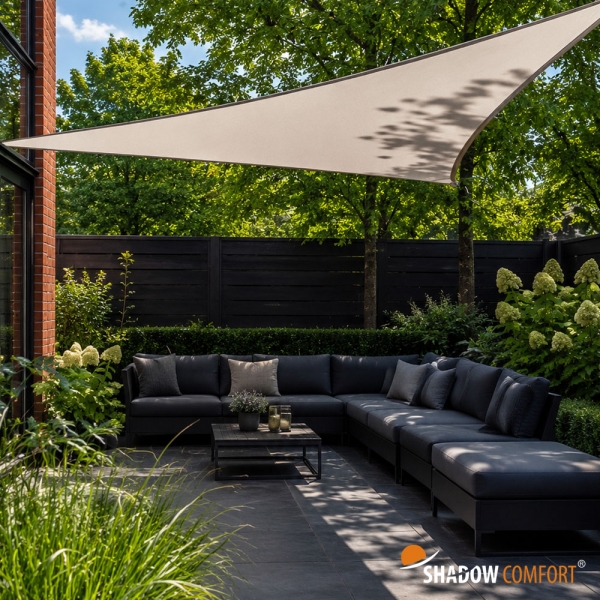 Dreieckssonnensegel über der Pergola