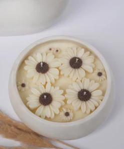 Natürliche große Duft kerze mit Gänseblümchen
