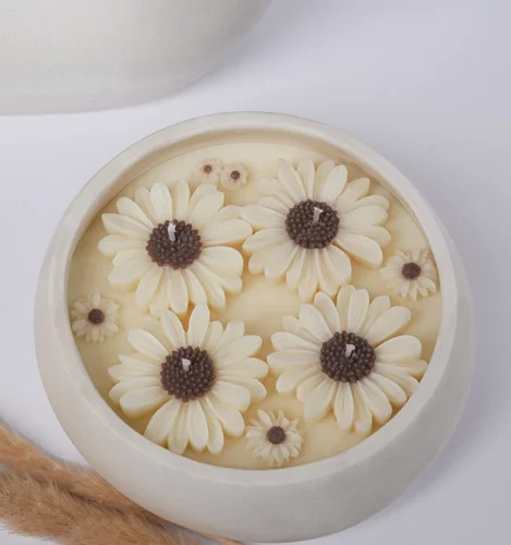 Natürliche große Duft kerze mit Gänseblümchen