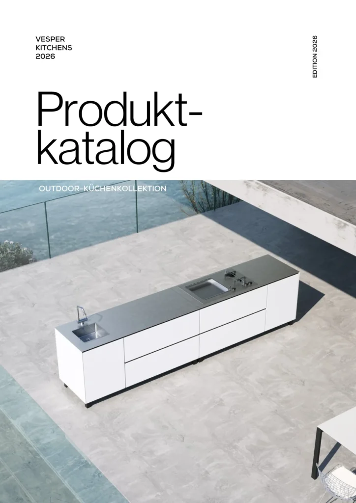 Titelseite des Vesper Kitchens Katalogs 2026 mit Outdoor-Küche aus Edelstahl