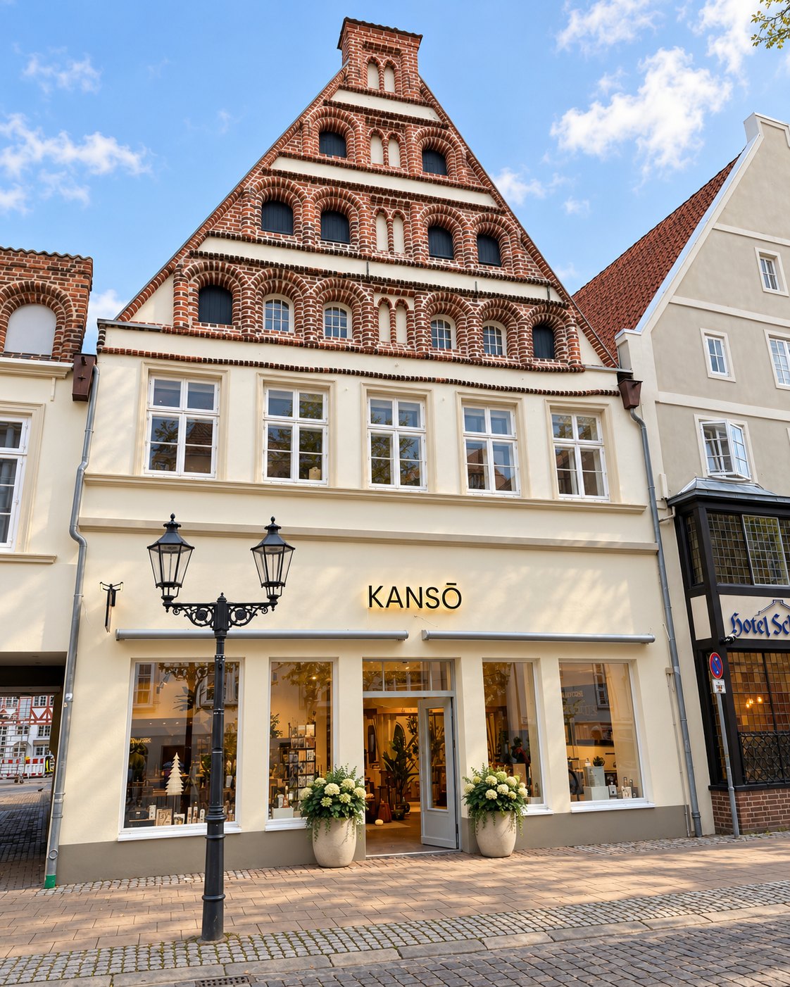 Fassade des KANSŌ Concept Store in der Bardowicker Straße 8 in Lüneburg: Backsteingiebel, Schaufenster und Eingang