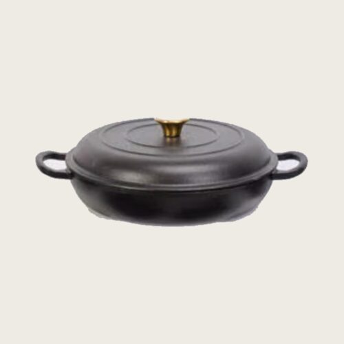 Flache gusseiserne Schmorpfanne schwarz matt mit Deckel und Messingknauf