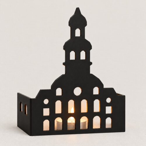 Lüneburger Rathaus Windlicht aus Stahl mit brennendem Teelicht – warmes Kerzenlicht durch die Fenster