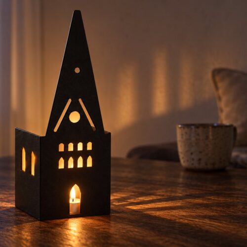 St. Johanniskirche Lüneburg Teelichthaus auf Eichentisch am Abend – Lichtmuster an der Wand