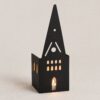 St. Johanniskirche Lüneburg Windlicht aus Stahl mit brennendem Teelicht – warmes Kerzenlicht durch die Fenster