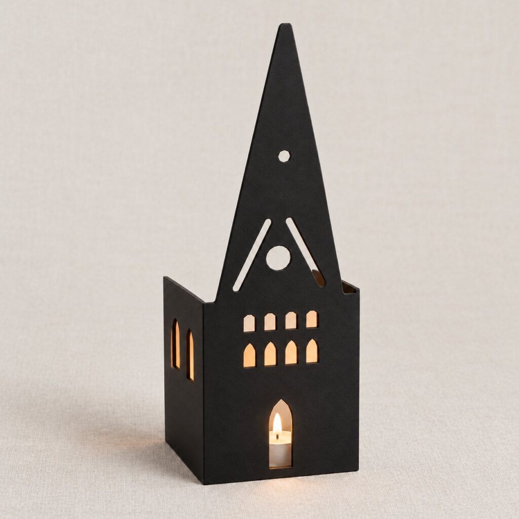 Windlicht St. Johannis Lüneburg aus Stahl mit leuchtenden Fenstern