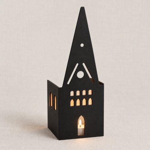 St. Johanniskirche Lüneburg Windlicht aus Stahl mit brennendem Teelicht – warmes Kerzenlicht durch die Fenster