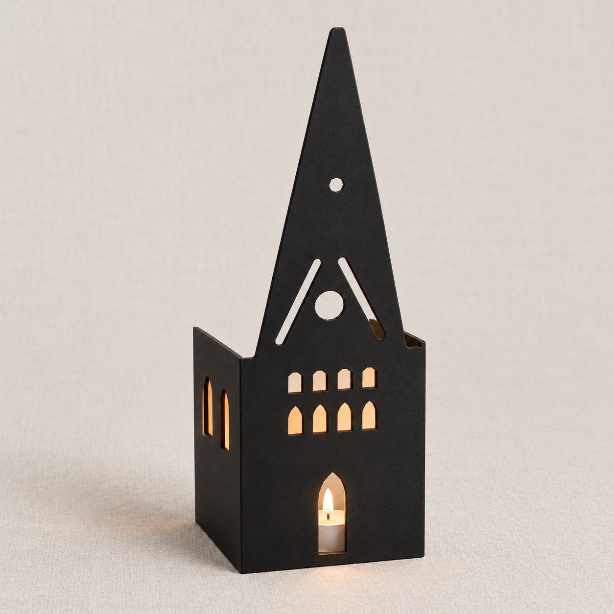 St. Johanniskirche Lüneburg Windlicht aus Stahl mit brennendem Teelicht – warmes Kerzenlicht durch die Fenster