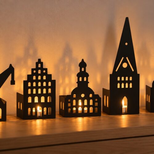 Fünf Lüneburg Windlicht-Häuschen aus Stahl auf dem Sideboard am Abend