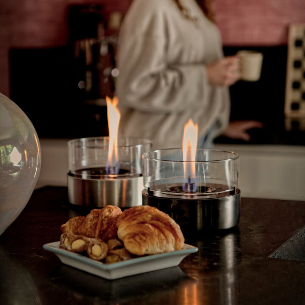 Zwei Tenderflame Tischfeuer auf dem gedeckten Tisch