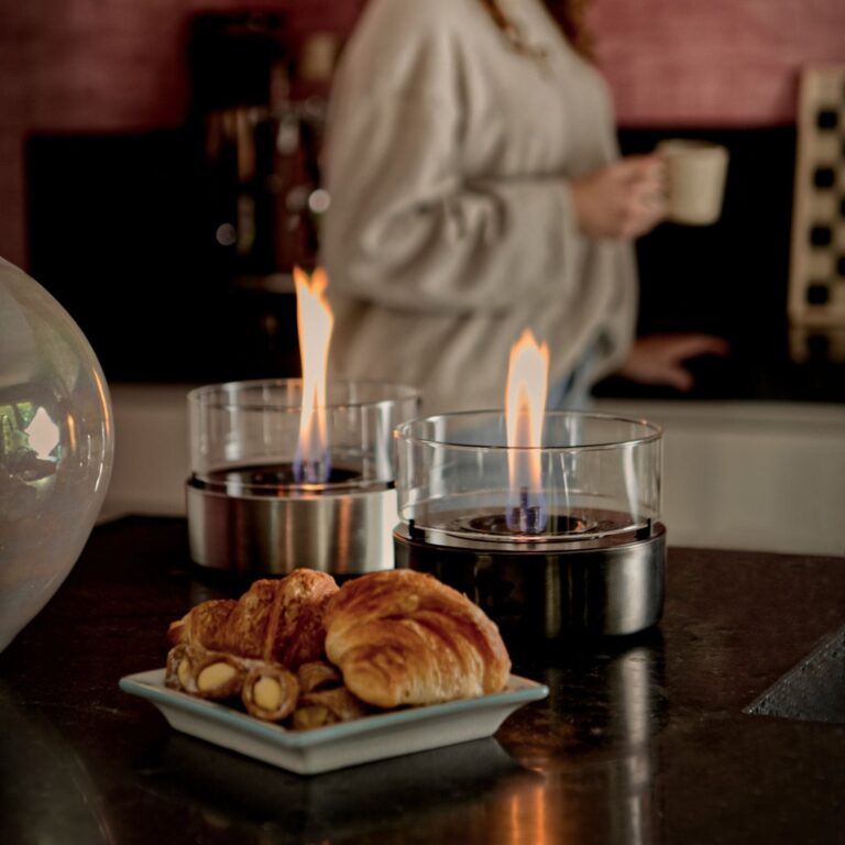 Zwei Tenderflame Tischfeuer mit ruhiger Flamme auf dem Frühstückstisch